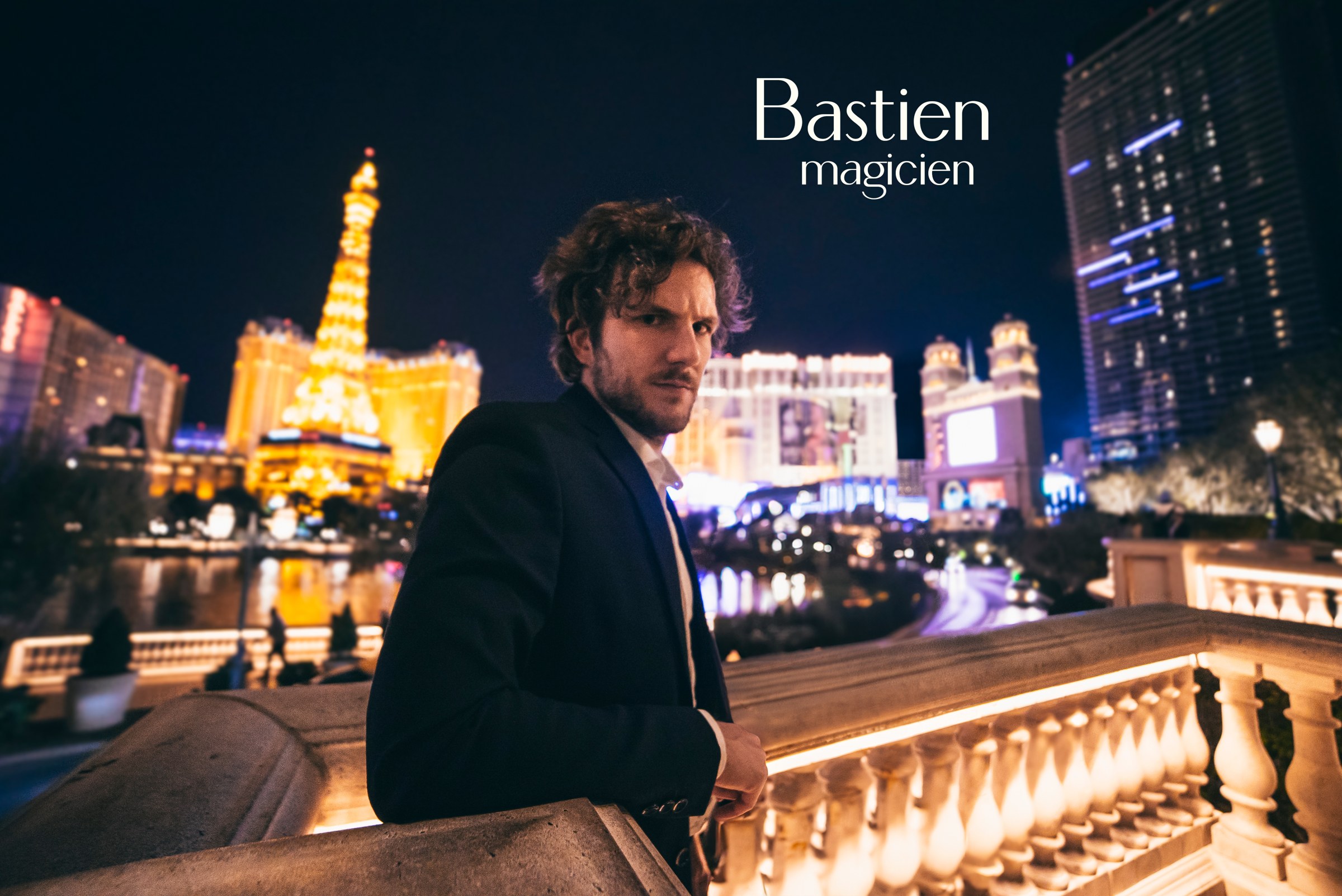 Bastien magicien devant les lumières du Bellagio à Las Vegas